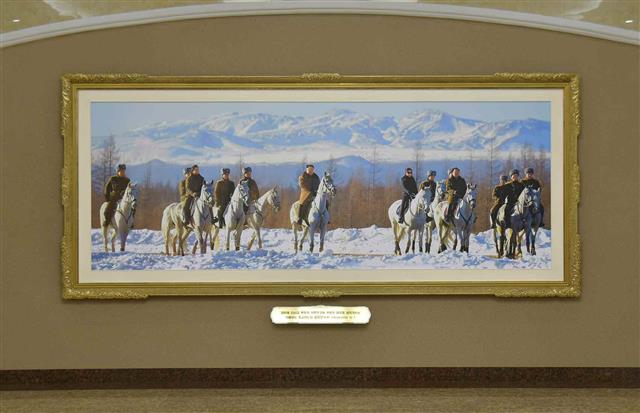 북한 노동당 기관지 노동신문은 4일 노동당 창건 75돌(10월10일)을 기념해 조선혁명박물관에 ‘위대한 수령님들과 전우관’을 새로 꾸려 지난 2일 개관했다고 보도했다. 신문은 새로 개관된 전우관에는 김일성·김정일·김정은의 영상사진 문헌들과 작품들, 혁명사적 자료들과 혁명사적물들이 전시돼 있다고 설명했다. 사진은 지난해 12월 김정은 국무위원장이 군마를 타고 백두산을 등정했을 때 모습.  평양 노동신문=뉴스1