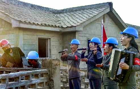 북한 노동당 기관지 노동신문은 4일 수도당원들의 주도로 수해 복구가 한창인 함경도 소식을 전했다. 사진은 피해복구장에서 선전 활동을 벌이고 있는 모습.  평양 노동신문=뉴스1