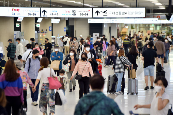 추석 연휴 마지막 날인 4일 오전 제주국제공항이 추캉스를 마치고 육지로 돌아가는 이들로 크게 붐비고 있다. 2020.10.4  연합뉴스