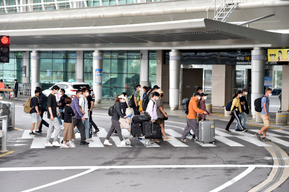 추석 연휴 마지막 날인 4일 오전 제주국제공항이 추캉스를 마치고 육지로 돌아가는 이들로 크게 붐비고 있다. 2020.10.4  연합뉴스