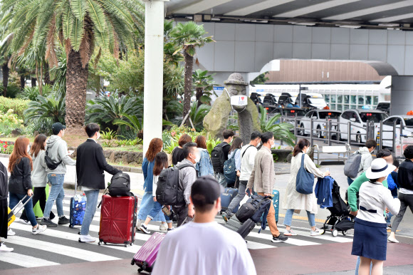 추석 연휴 마지막 날인 4일 오전 제주국제공항이 추캉스를 마치고 육지로 돌아가는 이들로 크게 붐비고 있다. 2020.10.4  연합뉴스