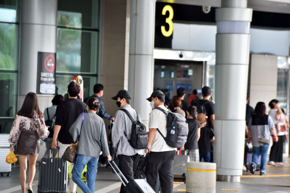추석 연휴 마지막 날인 4일 오전 제주국제공항이 추캉스를 마치고 육지로 돌아가는 이들로 크게 붐비고 있다. 2020.10.4  연합뉴스