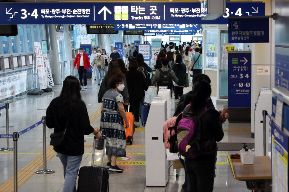 추석 연휴 마지막 날인 4일 오전 광주 광산구 송정역에서 귀경객이 서울행 열차를 타기 위해 이동하고 있다. 2020.10.4  연합뉴스
