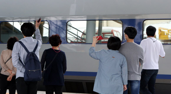 추석 연휴 마지막 날인 4일 오전 광주 광산구 송정역에서 시민들이 서울행 열차에 오른 가족을 배웅하고 있다. 2020.10.4  연합뉴스