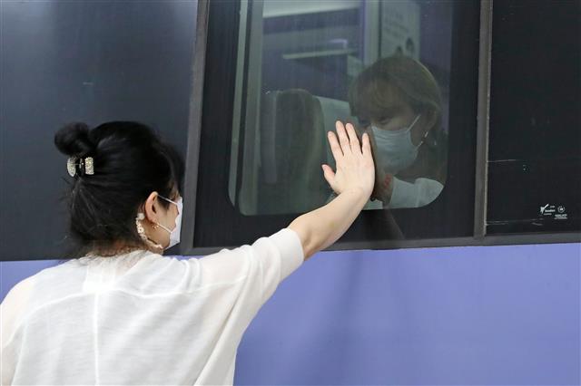 추석 연휴 마지막 날인 4일 대구 동구 동대구역에서 한 모녀가 서울행 열차 연결작업이 진행되는 동안 차창을 사이에 두고 손을 맞댄 채 석별의 정을 나누고 있다. 2020.10.4 뉴스1