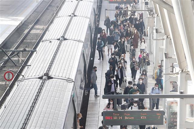 추석연휴 마지막 날인 4일 서울역에서 귀경객들이 열차에서 내려 집으로 향하고 있다. 2020.10.4 뉴스1