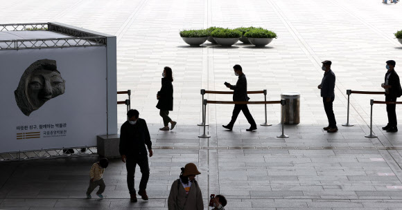 ‘사회적 거리두기 지키며 입장 기다려요’
