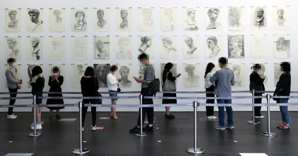 ‘사회적 거리두기 지키며 입장 기다려요’