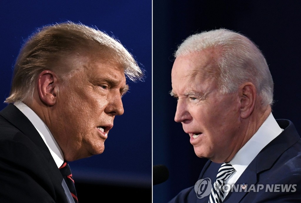 도널드 트럼프(왼쪽) 미국 대통령과 조 바이든 민주당 대선 후보가 지난달 29일(현지시간) 오하이오주 클리블랜드에서 첫 TV토론을 벌이고 있다. 사진=AFP 연합뉴스
