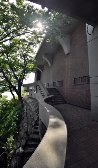 박물관과 성당을 연결하는 외부 회랑. 유연한 곡선과 엄격한 직선이 대비를 이룬다. 박지환 기자 popocar@seoul.co.kr