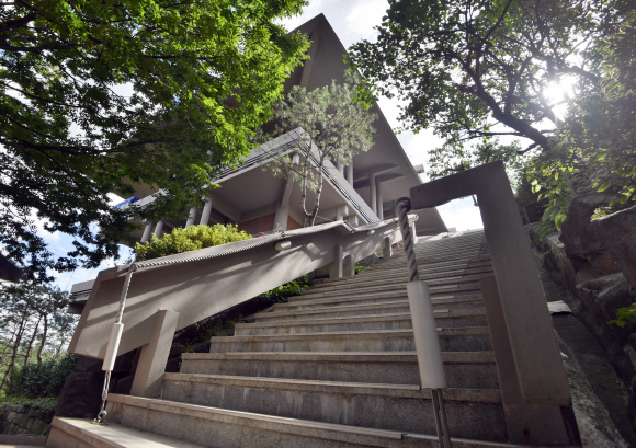 계단의 난간, 건물의 기둥과 보, 서까래 등 목조건축의 결구 형식을 연상하게 한다. 박지환 기자 popocar@seoul.co.kr