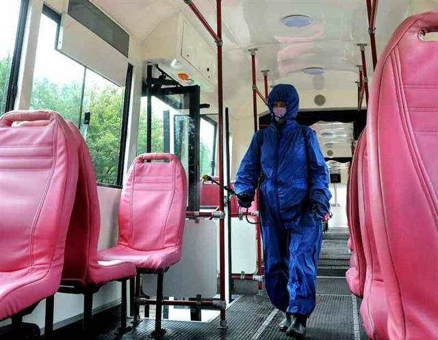 북한 노동당 기관지 노동신문은 5일 “현시기 비상 방역사업은 우리 앞에 나서는 가장 중차대한 과업”이라며 철저한 신종 코로나바이러스 감염증(코로나19) 방역을 촉구했다. 사진은 송산궤도전차사업소에서 소독 작업을 하는 모습.  평양 노동신문=뉴스1