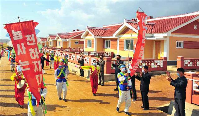 북한 노동당 기관지 노동신문은 평양국제비행장이 들어서는 평양시 순안구역 일대에 살림집(주택)과 공공주택 등이 새롭게 들어섰다고 5일 밝혔다. 신문은 “평양국제비행장지구 개발 총계획에 따라 나날이 전변되는 순안지구에 수백 동의 소층 및 단층 살림집, 공공건물, 시설물들이 새로 일떠섰다”라며 “살림집 건설 전 과정에 선 편리성, 선 미학성의 원칙을 철저히 구현했다”라고 전했다. 평양 노동신문=뉴스1