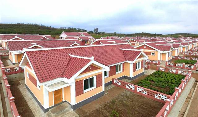 북한 노동당 기관지 노동신문은 평양국제비행장이 들어서는 평양시 순안구역 일대에 살림집(주택)과 공공주택 등이 새롭게 들어섰다고 5일 밝혔다. 신문은 “평양국제비행장지구 개발 총계획에 따라 나날이 전변되는 순안지구에 수백 동의 소층 및 단층 살림집, 공공건물, 시설물들이 새로 일떠섰다”라며 “농촌문화주택들에는 여러 칸의 살림방과 부엌, 창고 등이 생활상 편리에 맞게 꾸려졌으며 텃밭에서는 가을 남새(채소)가 싱싱하게 자라고 있다”라고 전했다. 평양 노동신문=뉴스1