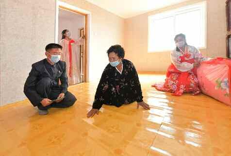 북한 노동당 기관지 노동신문은 평양국제비행장 인근 순안구역 일대에 살림집(주택)과 공공주택 등이 새롭게 들어섰다고 5일 밝혔다. 신문은 “평양국제비행장지구 개발 총계획에 따라 나날이 전변되는 순안지구에 수백 동의 소층 및 단층 살림집, 공공건물, 시설물들이 새로 일떠섰다”라며 “농촌문화주택들에는 여러 칸의 살림방과 부엌, 창고 등이 생활상 편리에 맞게 꾸려졌으며 텃밭에서는 가을 남새(채소)가 싱싱하게 자라고 있다”라고 전했다. 평양 노동신문=뉴스1