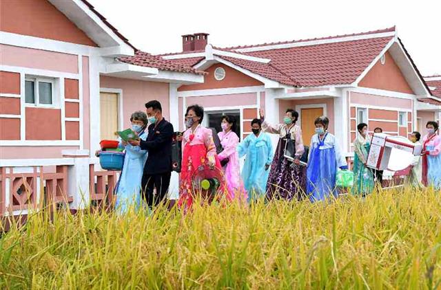 북한 노동당 기관지 노동신문은 평양국제비행장 일대 순안구역에 살림집(주택)과 공공주택 등이 새롭게 들어섰다고 5일 밝혔다. 신문은 “2일과 4일 순안구역 재경리?용복리?천동리에서 살림집 입사 모임과 새집들이가 진행되었다”라며 “모임들에서는 주민들에게 수여 하는 살림집 이용 허가증이 참가자들의 열렬한 박수 속에 전달되었다”라고 전했다. 평양 노동신문=뉴스1