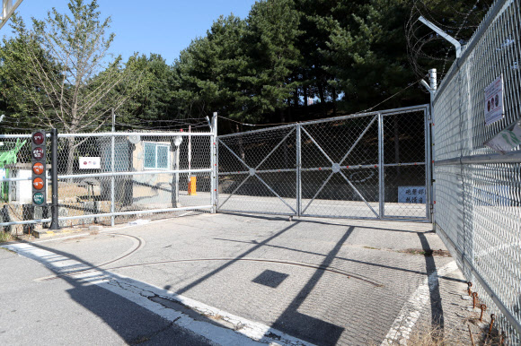 경기도 포천시의 한 육군 부대에서 신종 코로나바이러스 감염증(코로나19) 확진자가 무더기로 발생해 군 당국이 포천 지역 전 부대 외출을 통제했다. 사진은 5일 코로나19가 발생한 부대 위병소의 모습. 2020.10.5  연합뉴스