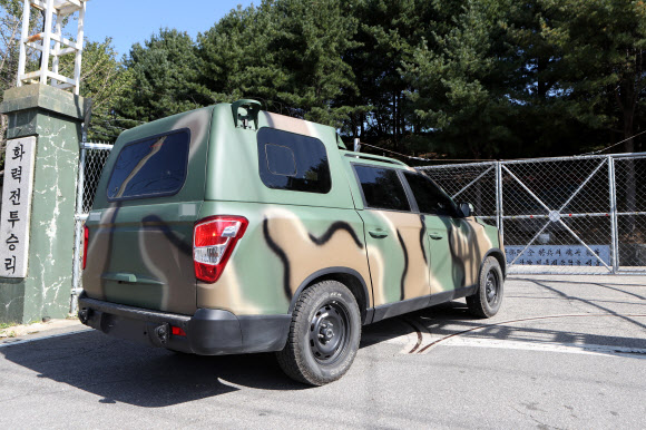 5일 경기도 포천시의 한 육군 부대 위병소 앞에 군 차량이 대기하고 있다.  이 부대에서 신종 코로나바이러스 감염증(코로나19) 확진자가 무더기로 발생해 군 당국이 포천 지역 전 부대 외출을 통제했다. 2020.10.5  연합뉴스
