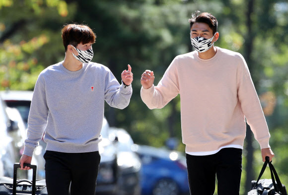 올림픽대표팀의 이상민(서울이랜드FC·왼쪽)과 정태욱(대구FC)이 5일 경기 파주 축구국가대표팀트레이닝센터(NFC)에 들어서고 있다. 국가대표팀과 올림픽대표팀은 오는 9일과 12일 두 차례 경기를 치른다. 2020.10.5  연합뉴스