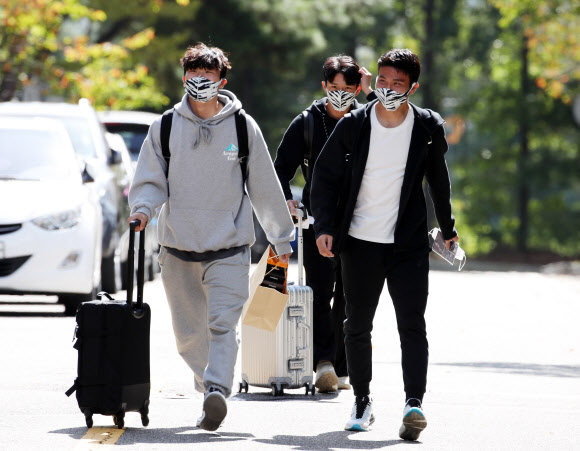 올림픽대표팀의 강윤성(제주유나이티드·왼쪽부터), 정승원(대구FC), 윤종규(FC서울)가 5일 경기 파주 축구국가대표팀트레이닝센터(NFC)에 들어서고 있다. 축구 국가대표팀과 올림픽대표팀은 오는 9일과 12일 두 차례 경기를 치른다. 2020.10.5  연합뉴스