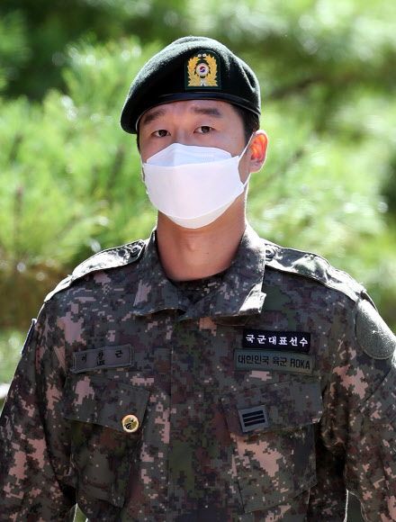 국가대표팀의 골키퍼 이창근(상주상무)이 5일 경기 파주 축구국가대표팀트레이닝센터(NFC)에 들어서고 있다. 국가대표팀과 올림픽대표팀은 오는 9일과 12일 두 차례 경기를 치른다. 2020.10.5  연합뉴스