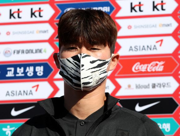 올림픽대표팀의 이상민이 5일 경기 파주 축구국가대표트레이닝센터(NFC)에서 훈련에 앞서 취재진과 인터뷰를 하고 있다. 국가대표팀과 올림픽대표팀은 오는 9일과 12일 두 차례 경기를 치른다. 2020.10.5  연합뉴스