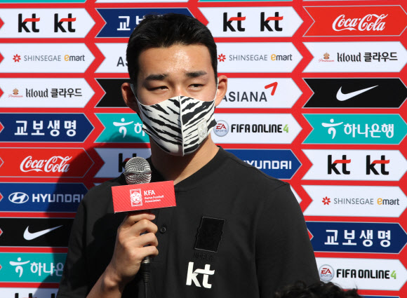 올림픽대표팀의 송민규가 5일 경기 파주 축구국가대표트레이닝센터(NFC)에서 훈련에 앞서 취재진과 인터뷰를 하고 있다. 국가대표팀과 올림픽대표팀은 오는 9일과 12일 두 차례 경기를 치른다. 2020.10.5  연합뉴스