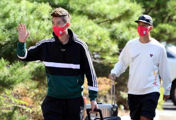 국가대표팀의 골키퍼 조현우가 5일 경기 파주 축구국가대표트레이닝센터(NFC)에 들어서며 손은 흔들고 있다. 국가대표팀과 올림픽대표팀은 오는 9일과 12일 두 차례 경기를 치른다. 2020.10.5  연합뉴스