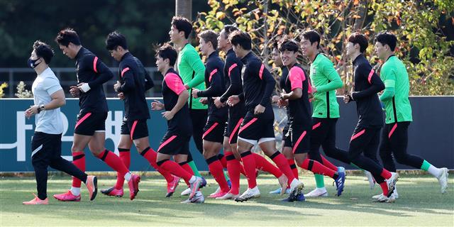 5일 파주 국가대표트레이닝 센터(NFC)로 소집된 한국 올림픽 축구대표팀 선수들이 그라운드를 내달리며 몸을 풀고 있다. 김학범 감독이 이끄는 올림픽 대표팀은 오는 9일과 12일 고양종합운동장에서 파울루 벤투 감독이 지휘하는 A대표팀과 두 차례 대결한다. A대표팀도 이날 NFC에 소집됐다. 뉴스1