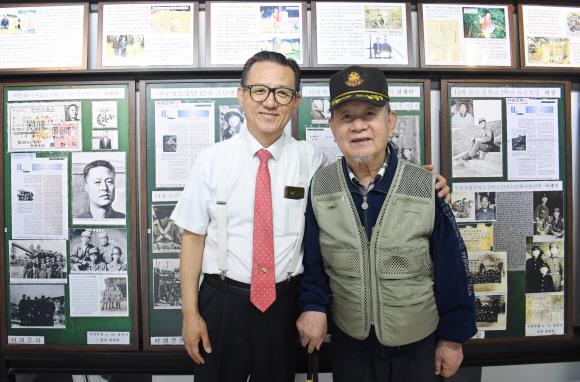 한국전쟁 때 자원입대했던 인천 지역 중고생들의 참전 역사를 추적기록해 온 이경종(오른쪽)씨와 아들인 이규원(이규원치과) 원장이 다음달 중순 확장 이전해 개관하는 인천 중구 용동 ‘인천학생 6·25 참전관’에서 기념사진을 찍고 있다. 참전관은 현재 치과 1~2층에 있으며 일반인들의 방문이 편하도록 인근 5층 건물 1~2층 연면적 약 660㎡ 규모로 이전한다. 김명국 선임기자 daunso@seoul.co.kr