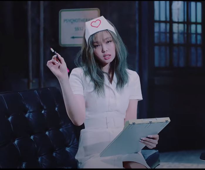 걸그룹 블랙핑크의 ‘러브식 걸즈’(Lovesick girls) 뮤직비디오에서 문제가 된 장면. 유튜브 캡처