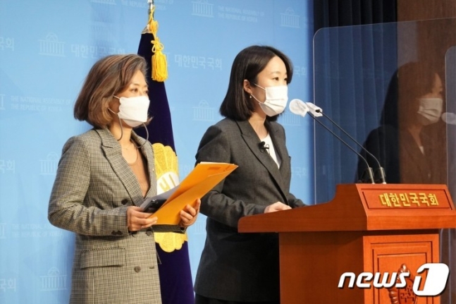 더불어민주당 소속 양이원영 의원(왼쪽)과 이소영 의원 뉴스1