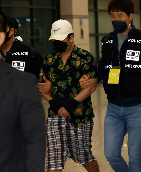 베트남에서 붙잡힌 디지털 교도소 1기 운영자 A씨가 6일 오전 인천국제공항을 통해 강제 송환되고 있다.  A씨는 올해 3월부터 디지털 교도소 사이트와 인스타그램 계정 등을 개설, 운영하며 디지털 성범죄, 살인, 아동학대 등 사건 피의자의 신상정보와 법원 선고 결과 등을 무단 게시한 혐의(정보통신망 이용촉진 및 정보보호 등에 관한 법률 위반)를 받는다. 2020.10.6  연합뉴스