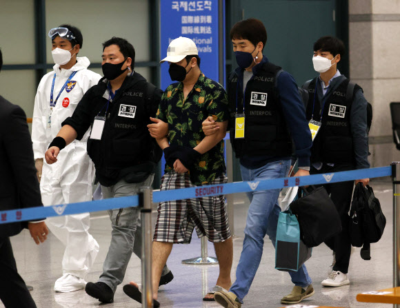 베트남에서 붙잡힌 디지털 교도소 1기 운영자 A씨가 6일 오전 인천국제공항을 통해 강제 송환되고 있다.  A씨는 올해 3월부터 디지털 교도소 사이트와 인스타그램 계정 등을 개설,운영하며 디지털 성범죄, 살인, 아동학대 등 사건 피의자의 신상정보와 법원 선고 결과 등을 무단 게시한 혐의(정보통신망 이용촉진 및 정보보호 등에 관한 법률 위반)를 받는다. 2020.10.6  연합뉴스
