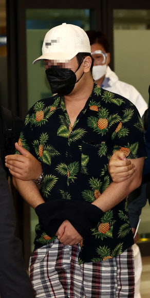 베트남에서 붙잡힌 디지털 교도소 1기 운영자 A씨가 6일 오전 인천국제공항을 통해 강제 송환되고 있다.  A씨는 올해 3월부터 디지털 교도소 사이트와 인스타그램 계정 등을 개설·운영하며 디지털 성범죄, 살인, 아동학대 등 사건 피의자의 신상정보와 법원 선고 결과 등을 무단 게시한 혐의(정보통신망 이용촉진 및 정보보호 등에 관한 법률 위반)를 받는다. 2020.10.6  연합뉴스