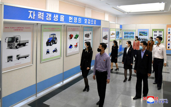 5일 북한 조선노동당 창건 75주년을 기념한 중앙산업미술전시회가 개막했다고 조선중앙통신이 6일 보도했다. 2020.10.6 평양 조선중앙통신=연합뉴스