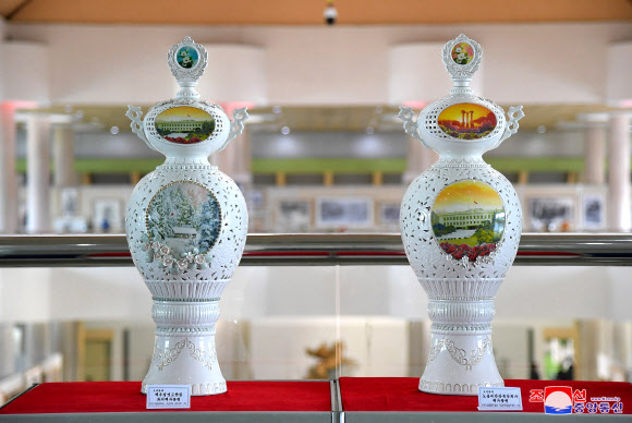 지난 5일 북한 옥류전시관에서 조선노동당 창건 75주년을 기념해 열린 국가미술전람회 ‘승리와 영광의 75년’ 개막식이 열렸다고 조선중앙통신이 6일 보도했다. 2020.10.6 평양 조선중앙통신=연합뉴스