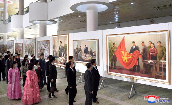 지난 5일 북한 옥류전시관에서 조선노동당 창건 75주년을 기념해 열린 국가미술전람회 ‘승리와 영광의 75년’ 개막식이 열렸다고 조선중앙통신이 6일 보도했다. 2020.10.6 평양 조선중앙통신=연합뉴스