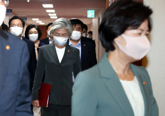 강경화 외교부 장관(왼쪽)과 추미애 법무부 장관이 6일 오전 정부서울청사에서 열린 영상국무회의에 참석하기 위해 입장하고 있다. 2020.10.6  연합뉴스