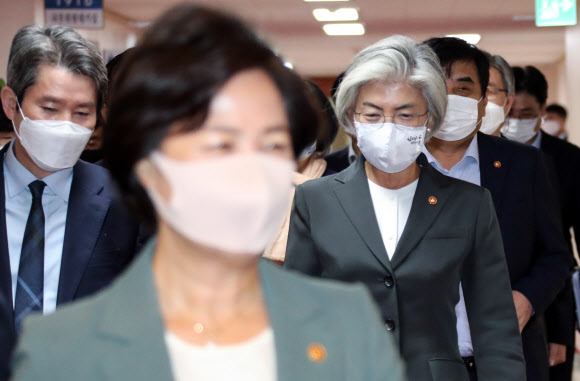 강경화 외교부 장관(오른쪽)과 추미애 법무부 장관이 6일 정부서울청사에서 열린 영상국무회의에 참석하고 있다. 왼쪽은 이인영 통일부 장관. 2020.10.6  연합뉴스