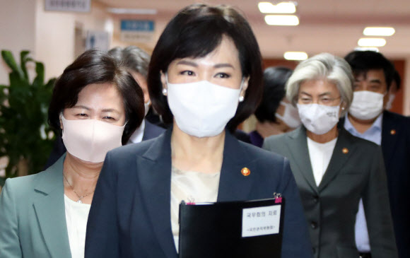 추미애 법무부 장관(왼쪽부터)과 전현희 국민권익위원장, 강경화 외교부 장관 등 국무위원들이 6일 정부서울청사에서 열린 영상국무회의에 참석하고 있다. 2020.10.6  연합뉴스