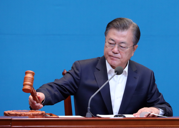 문재인 대통령이 6일 청와대 여민관에서 열린 영상 국무회의에서 의사봉을 두드리며 개회선언을 하고 있다. 2020. 10. 6 도준석 기자pado@seoul.co.kr