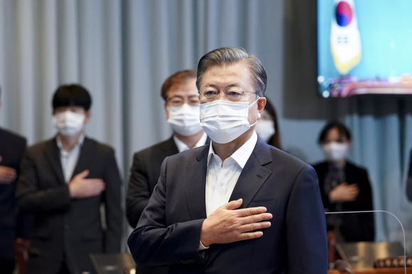 문재인 대통령이 6일 청와대 여민관에서 열린 영상 국무회의에서 국민의례를 하고 있다. 2020. 10. 6 도준석 기자pado@seoul.co.kr