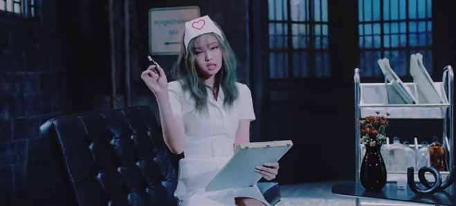 블랙핑크 신곡 ‘러브식 걸즈’ 뮤직비디오 속 간호사 묘사 장면. 뮤직비디오 캡처 