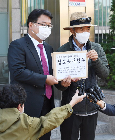 북한군에 피격된 해양수산부 공무원 이모 씨의 형 이래진 씨(오른쪽)와 정보공개신청 대리하는 김기윤 변호사가 6일 서울 국방부 종합민원실 앞에서 국방부에 정보공개신청을 접수하기 전 기자회견을 하고 있다. 2020.10.6 오장환 기자 5zzang@seoul.co.kr