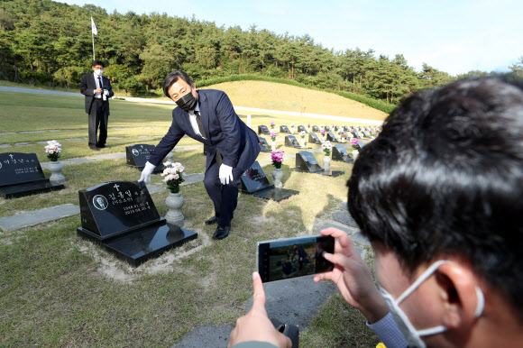 국민의힘 김선동 사무총장이 6일 오후 광주 북구 국립 5·18민주묘지 제2묘역을 찾아 김대중 전 대통령의 장남인 김홍일 전 의원의 묘소를 참배한 뒤 기념촬영하고 있다. 2020.10.6  연합뉴스