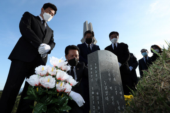 국민의힘 정운천 국민통합위원장(가운데)과 김선동 사무총장 등이 6일 오후 광주 북구 국립 5·18민주묘지를 찾아 박관현 열사 묘소를 참배하고 있다. 2020.10.6  연합뉴스