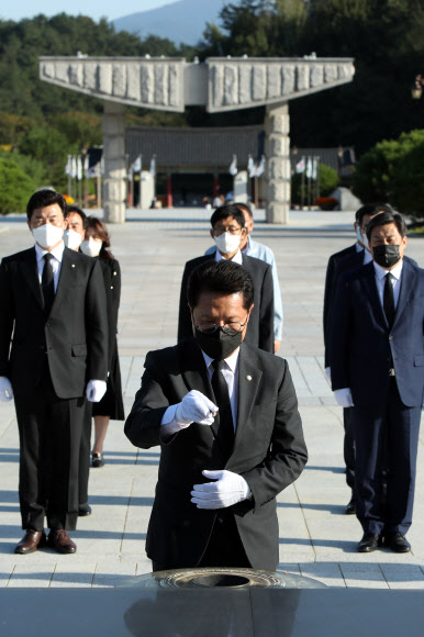 국민의힘 정운천 국민통합위원장(가운데)과 김선동 사무총장 등이 6일 오후 광주 북구 국립 5·18민주묘지를 참배하고 있다. 2020.10.6  연합뉴스