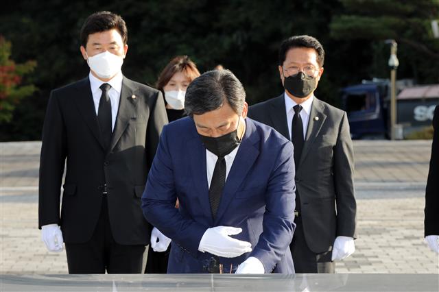 6일 오후 광주 북구 운정동 국립5·18민주묘지 2묘역에서 국민의힘 국민통합위원 김선동 의원이 정운천·윤영석 의원과 참배하고 있다.2020.10.6 뉴스1