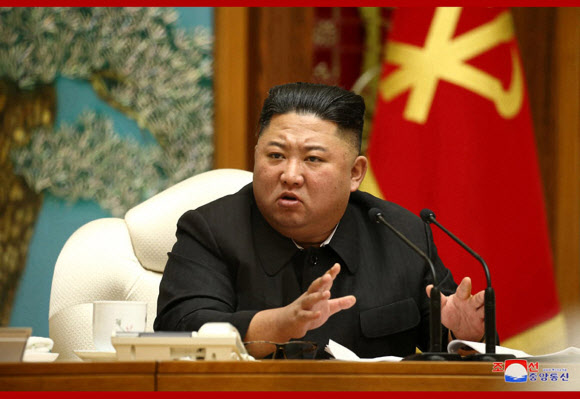 북한 조선중앙통신은 6일 김정은 국무위원장이 노동당 정치국 회의를 주재하고 내년 1월 예정된 당 제8차 대회를 위해 연말까지 ‘80일전투’를 벌이기로 결정했다고 보도했다. 평양 조선중앙통신 연합뉴스